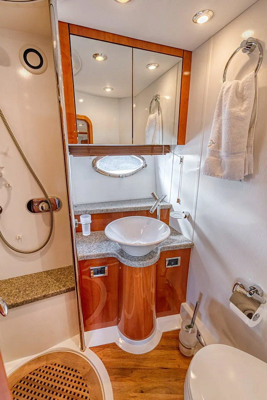 Аренда яхты Sunseeker Predator 50 в Москве - ванная комната